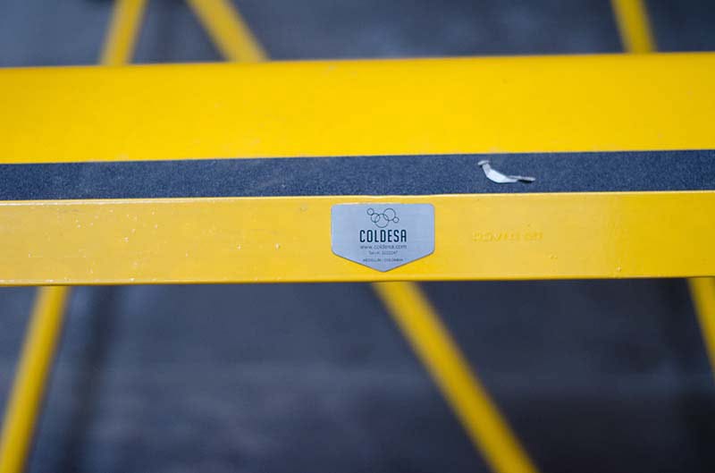 Escalera metálica tipo avión